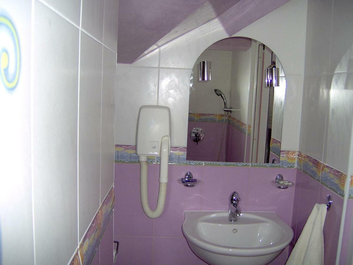 וארנה Hotel Kamelia מראה חיצוני תמונה
