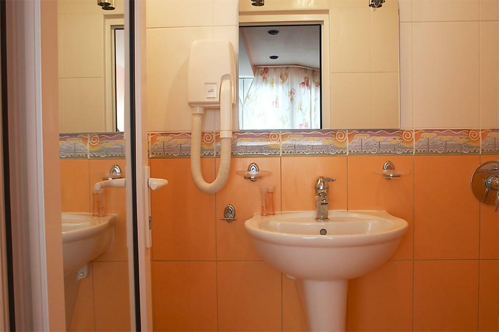 וארנה Hotel Kamelia מראה חיצוני תמונה