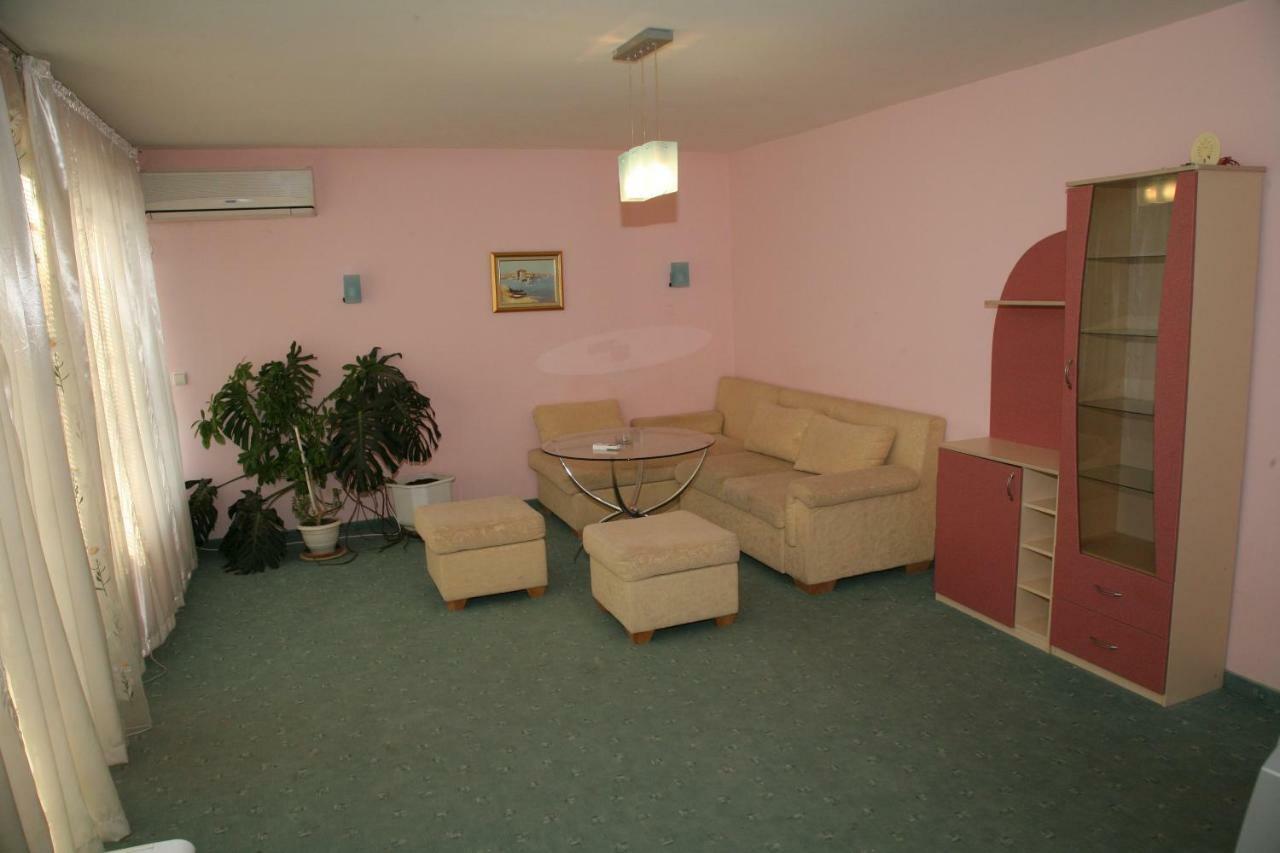וארנה Hotel Kamelia מראה חיצוני תמונה